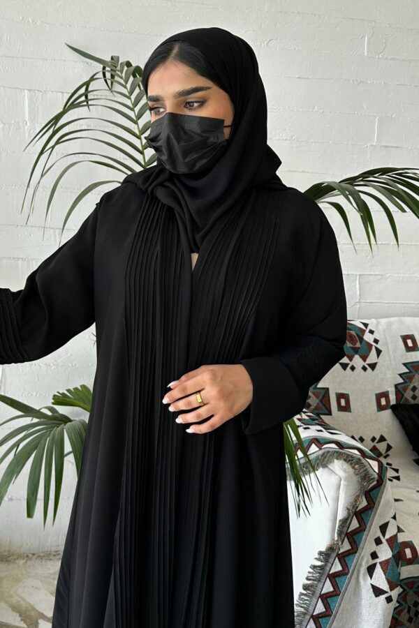 ⁦عبايه كلوش كلاسيك مزينة بدقات اري من امام⁩ - الصورة ⁦5⁩