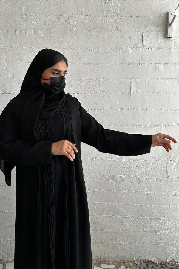 ⁦عبايه كلوش كلاسيك مزينة بدقات اري من امام⁩ - الصورة ⁦6⁩