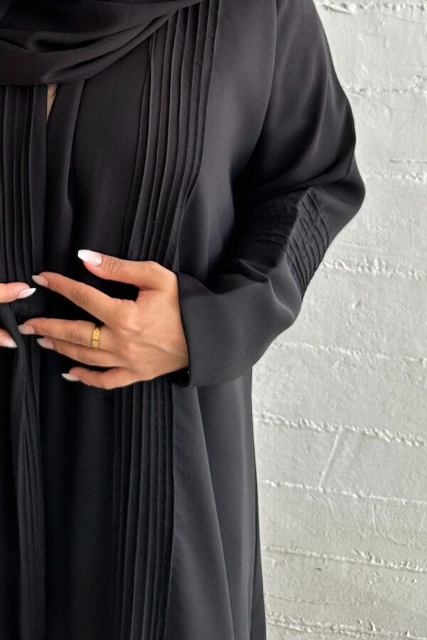 ⁦عبايه كلوش كلاسيك مزينة بدقات اري من امام⁩ - الصورة ⁦9⁩