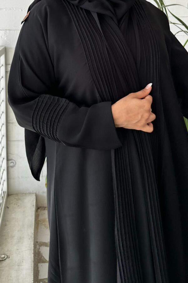 ⁦عبايه كلوش كلاسيك مزينة بدقات اري من امام⁩ - الصورة ⁦2⁩