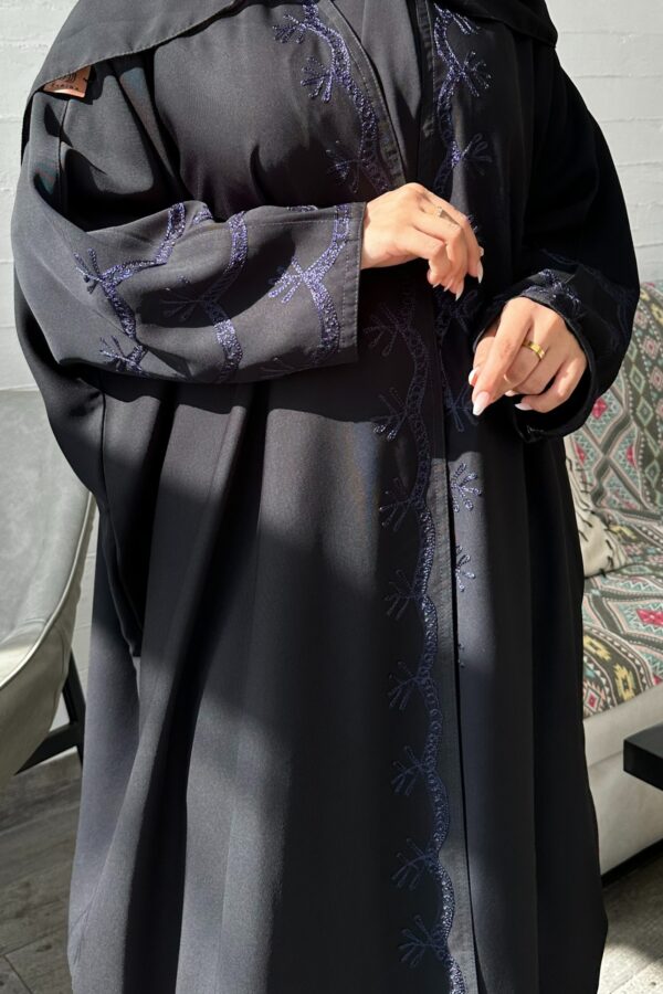 ⁦عباية كلاسيك بتطريز كحلى من امام⁩ - الصورة ⁦7⁩