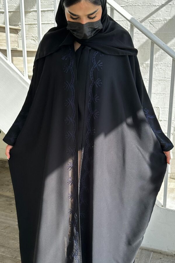 ⁦عباية كلاسيك بتطريز كحلى من امام⁩ - الصورة ⁦4⁩