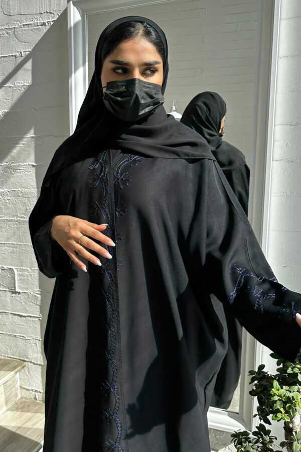 ⁦عباية كلاسيك بتطريز كحلى من امام⁩ - الصورة ⁦3⁩