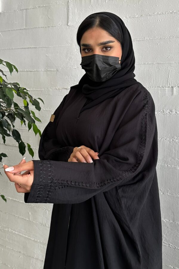 ⁦عباية بلون اسود من خامة كريب بتطريز شك من اكتاف⁩ - الصورة ⁦3⁩