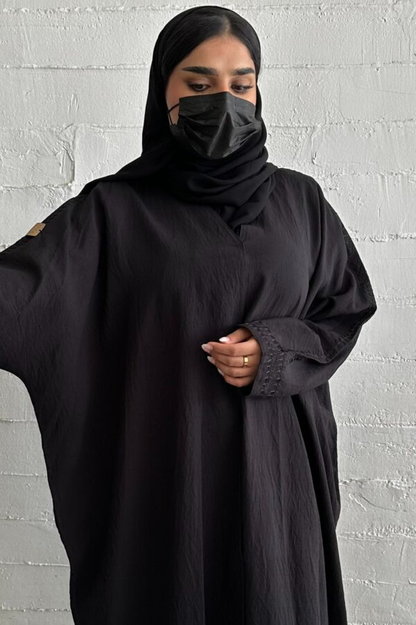 ⁦عباية بلون اسود من خامة كريب بتطريز شك من اكتاف⁩ - الصورة ⁦7⁩