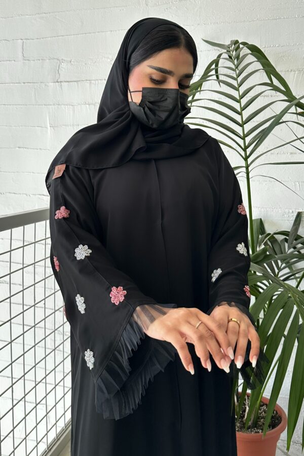 ⁦عبايه نواعم بشك على اكمام على شكل ورود بلون وردي⁩ - الصورة ⁦2⁩