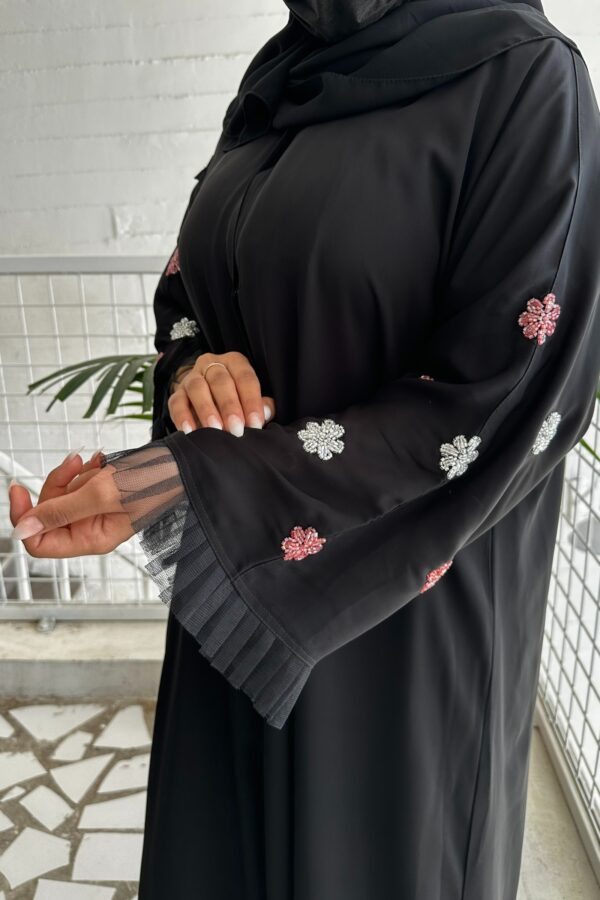 ⁦عبايه نواعم بشك على اكمام على شكل ورود بلون وردي⁩ - الصورة ⁦3⁩