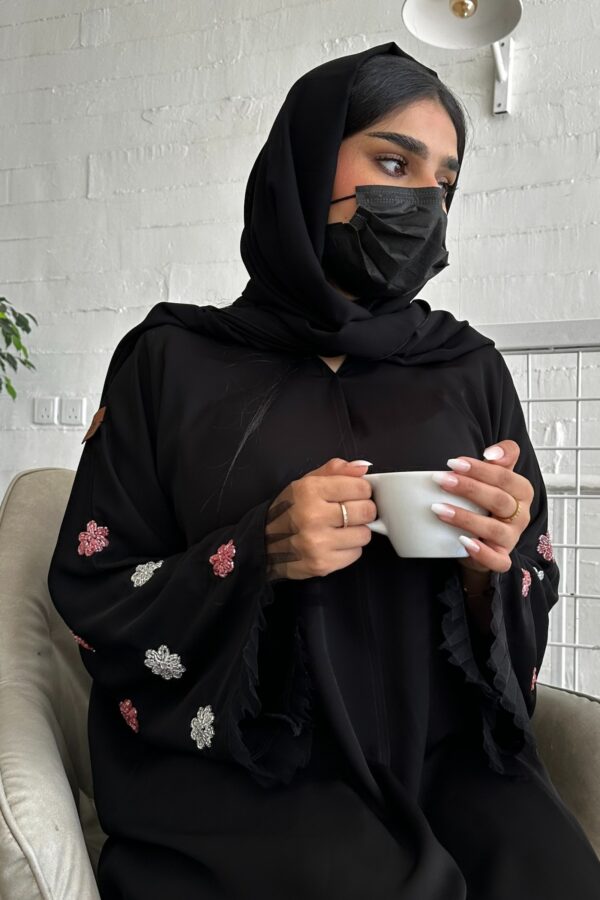 ⁦عبايه نواعم بشك على اكمام على شكل ورود بلون وردي⁩ - الصورة ⁦4⁩