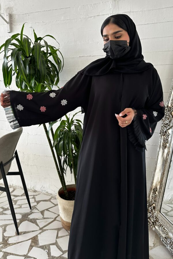 ⁦عبايه نواعم بشك على اكمام على شكل ورود بلون وردي⁩ - الصورة ⁦5⁩