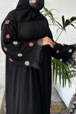 عبايه نواعم بشك على اكمام على شكل ورود بلون وردي