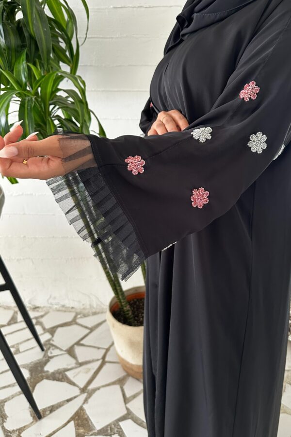 ⁦عبايه نواعم بشك على اكمام على شكل ورود بلون وردي⁩ - الصورة ⁦7⁩