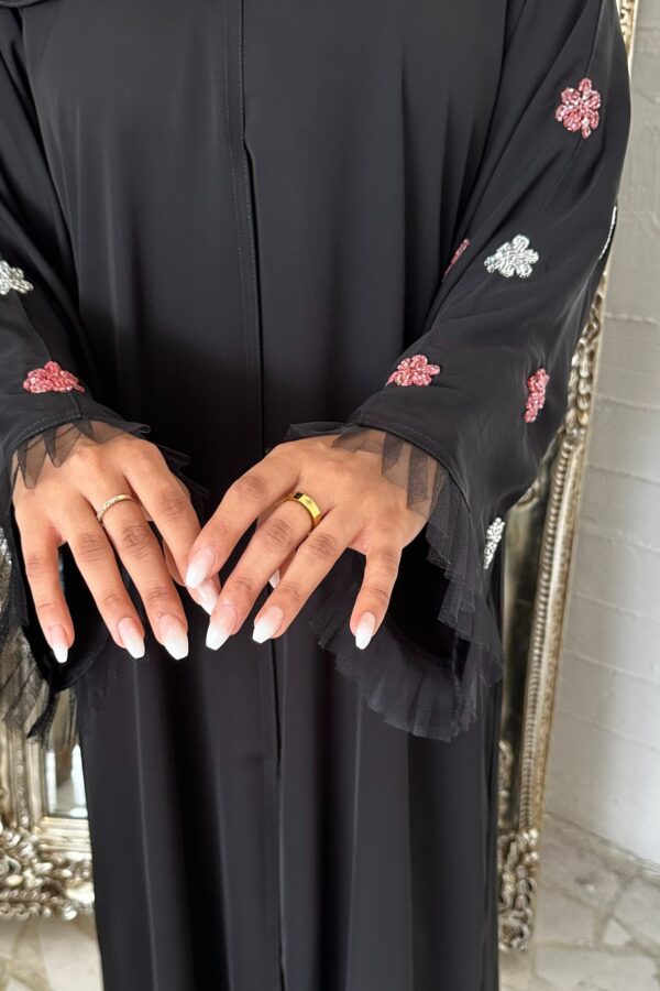 ⁦عبايه نواعم بشك على اكمام على شكل ورود بلون وردي⁩ - الصورة ⁦8⁩