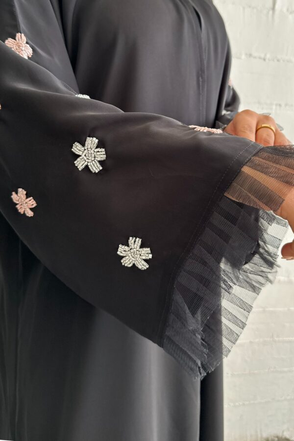 ⁦عباية نواعم بشك على الأكمام على شكل ورود بلون الخربزي والأبيض⁩ - الصورة ⁦7⁩