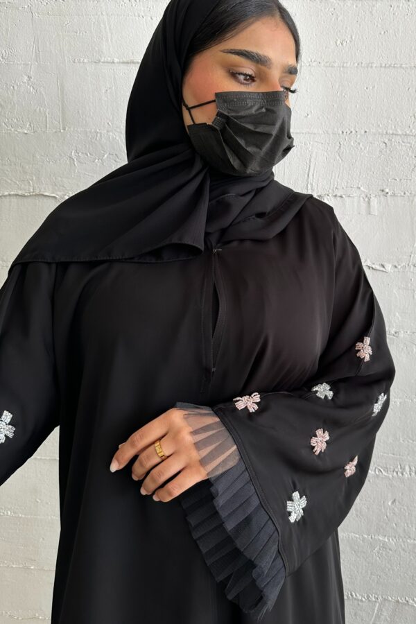 ⁦عباية نواعم بشك على الأكمام على شكل ورود بلون الخربزي والأبيض⁩ - الصورة ⁦8⁩