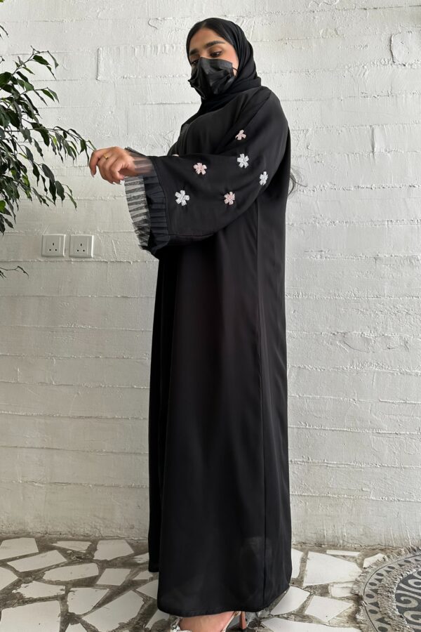 ⁦عباية نواعم بشك على الأكمام على شكل ورود بلون الخربزي والأبيض⁩ - الصورة ⁦9⁩