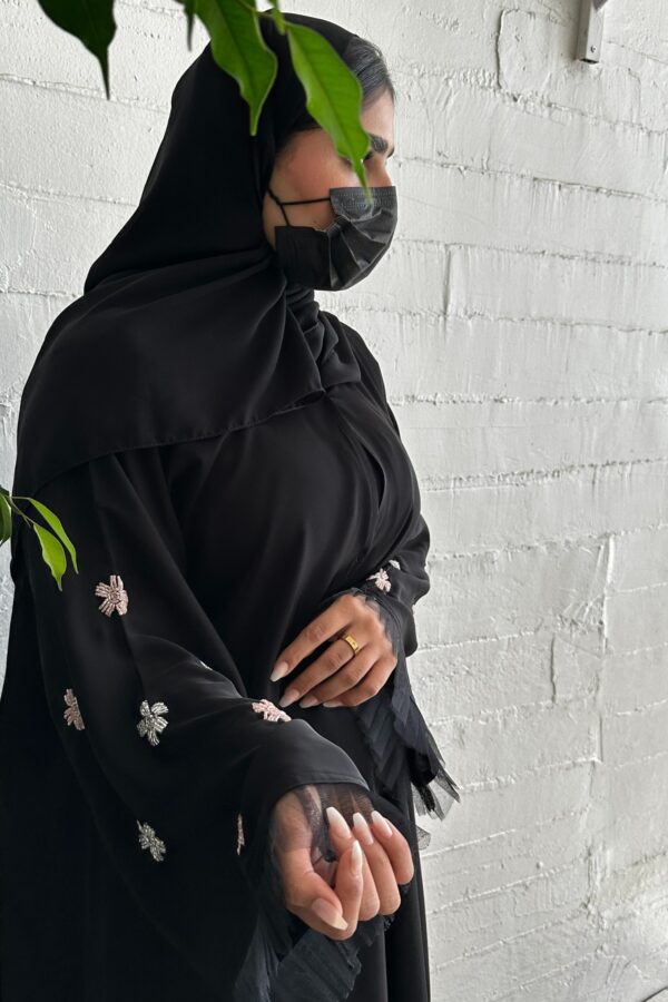 ⁦عباية نواعم بشك على الأكمام على شكل ورود بلون الخربزي والأبيض⁩ - الصورة ⁦2⁩