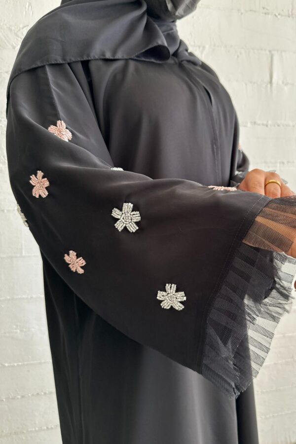 ⁦عباية نواعم بشك على الأكمام على شكل ورود بلون الخربزي والأبيض⁩ - الصورة ⁦3⁩