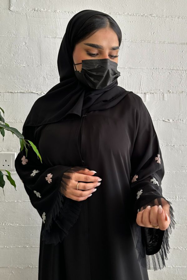 ⁦عباية نواعم بشك على الأكمام على شكل ورود بلون الخربزي والأبيض⁩ - الصورة ⁦6⁩