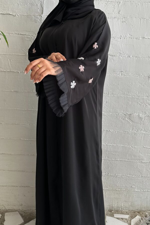 ⁦عباية نواعم بشك على الأكمام على شكل ورود بلون الخربزي والأبيض⁩ - الصورة ⁦4⁩