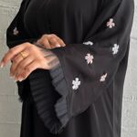 عباية نواعم بشك على الأكمام على شكل ورود بلون الخربزي والأبيض