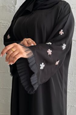 عباية نواعم بشك على الأكمام على شكل ورود بلون الخربزي والأبيض