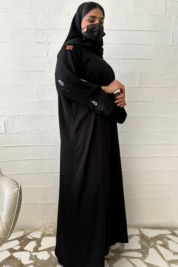 ⁦عبايه نواعم بشك على اكمام على شكل ورق شجر⁩ - الصورة ⁦3⁩