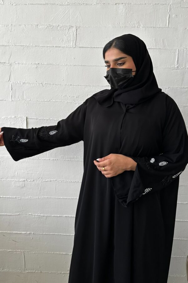 ⁦عبايه نواعم بشك على اكمام على شكل ورق شجر⁩ - الصورة ⁦4⁩