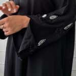 عبايه نواعم بشك على اكمام على شكل ورق شجر