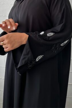 عبايه نواعم بشك على اكمام على شكل ورق شجر