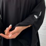 عبايه نواعم بشك على اكمام على شكل ورق شجر