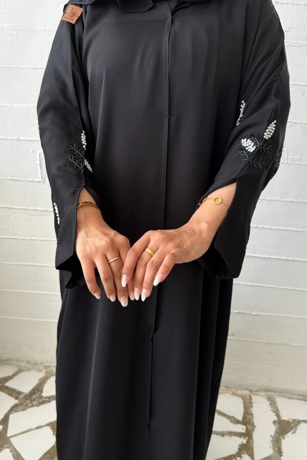 ⁦عبايه نواعم بشك على اكمام على شكل ورق شجر⁩ - الصورة ⁦7⁩