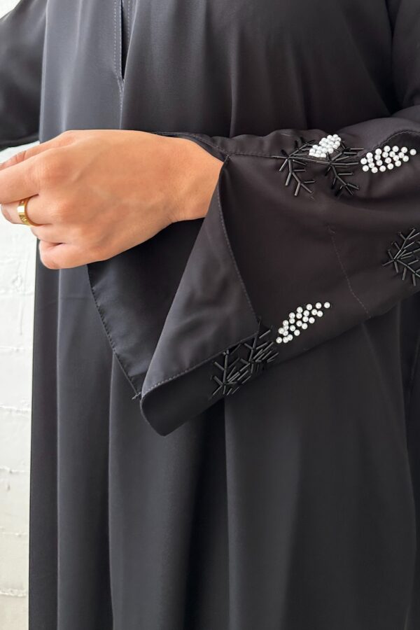 ⁦عبايه نواعم بشك على اكمام على شكل ورق شجر⁩ - الصورة ⁦2⁩