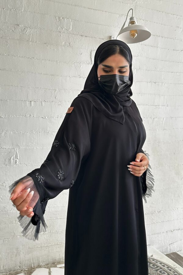 ⁦عبايه نواعم بشك على اكمام على شكل ورود اسود⁩ - الصورة ⁦2⁩