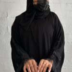 عبايه نواعم بشك على اكمام على شكل ورود اسود