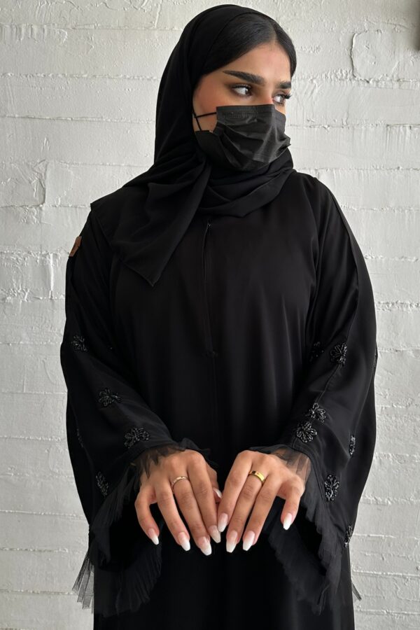 ⁦عبايه نواعم بشك على اكمام على شكل ورود اسود⁩ - الصورة ⁦5⁩