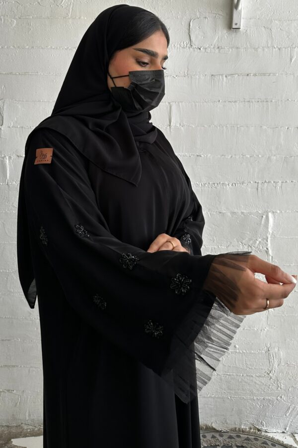 ⁦عبايه نواعم بشك على اكمام على شكل ورود اسود⁩ - الصورة ⁦6⁩