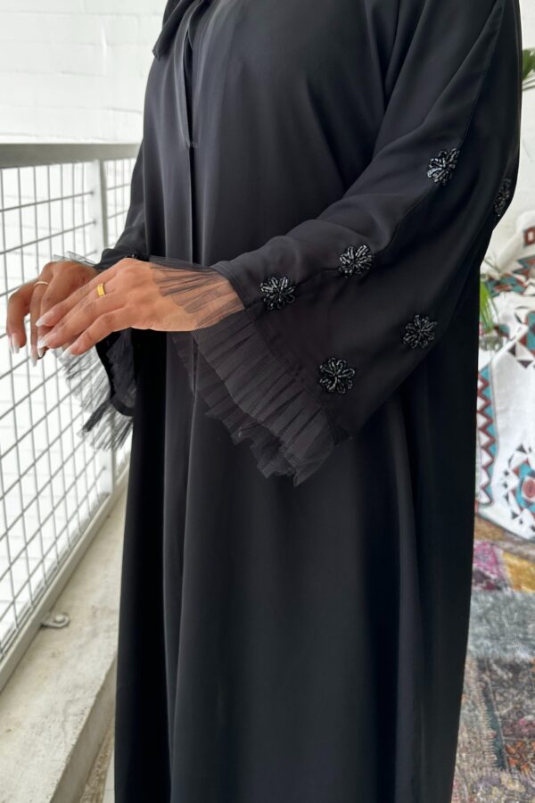 ⁦عبايه نواعم بشك على اكمام على شكل ورود اسود⁩ - الصورة ⁦7⁩