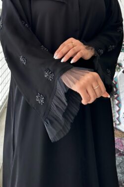 عبايه نواعم بشك على اكمام على شكل ورود اسود