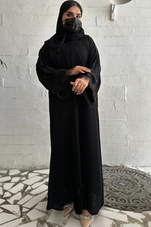 ⁦عبايه نواعم بشك على اكمام على شكل ورود اسود⁩ - الصورة ⁦8⁩