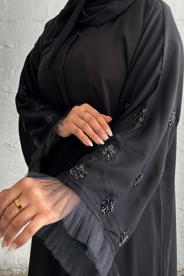 ⁦عبايه نواعم بشك على اكمام على شكل ورود اسود⁩ - الصورة ⁦3⁩