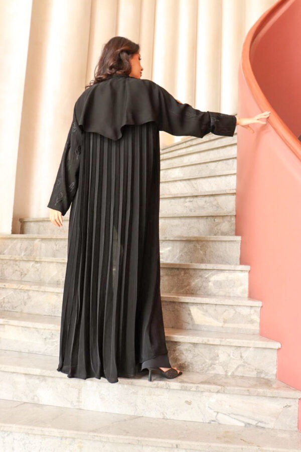 ⁦عباية بليزر كم تطريز اسود مع كسرات بليسه من الخلف⁩ - الصورة ⁦12⁩