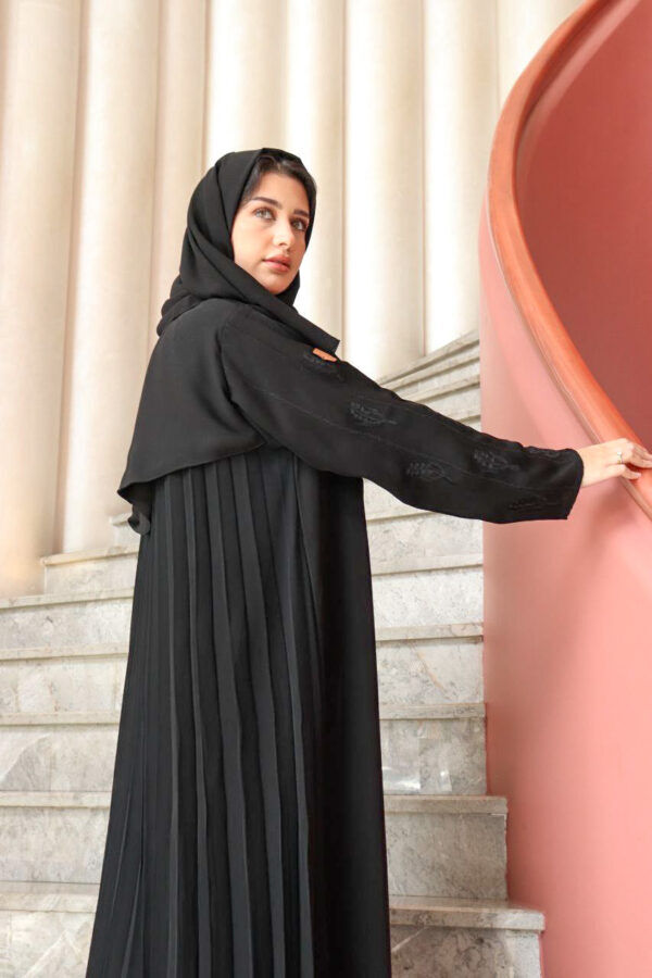 ⁦عباية بليزر كم تطريز اسود مع كسرات بليسه من الخلف⁩ - الصورة ⁦13⁩