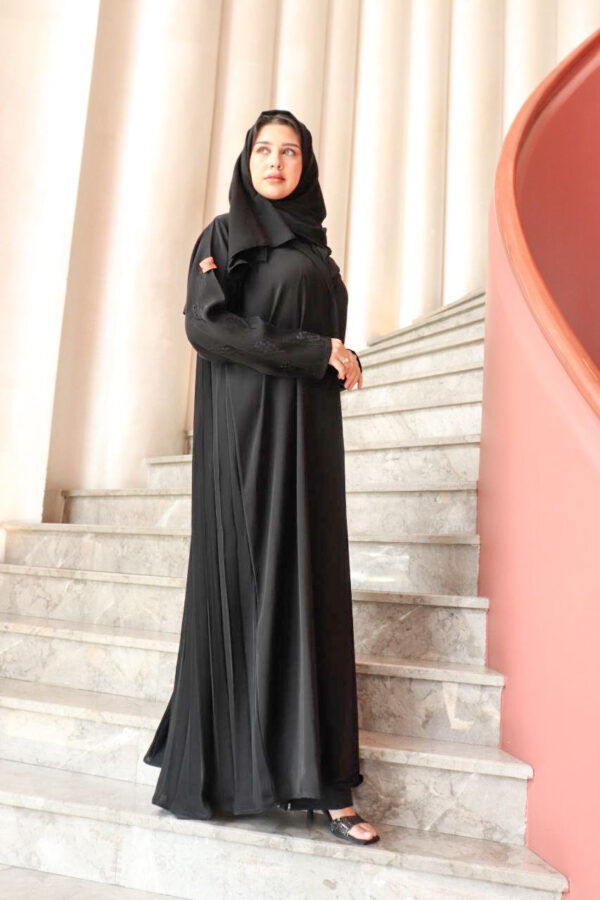 ⁦عباية بليزر كم تطريز اسود مع كسرات بليسه من الخلف⁩ - الصورة ⁦5⁩