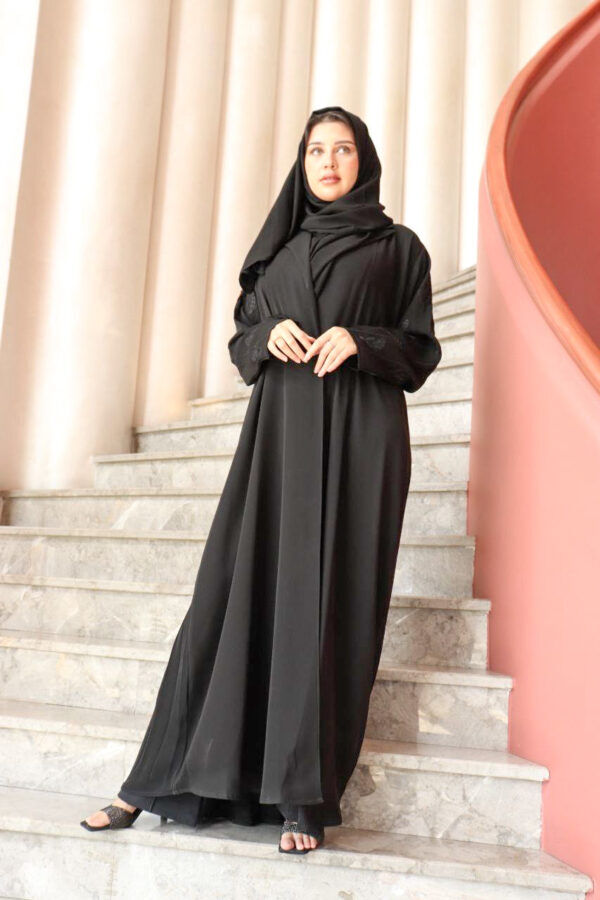⁦عباية بليزر كم تطريز اسود مع كسرات بليسه من الخلف⁩ - الصورة ⁦8⁩