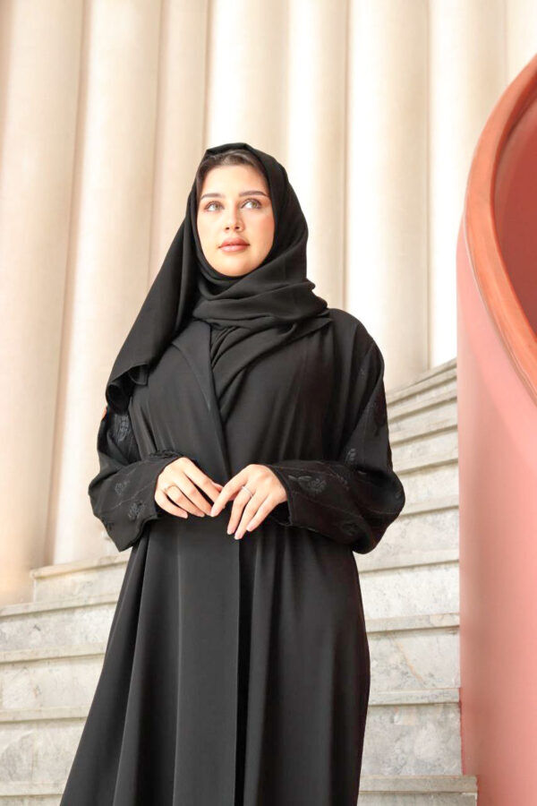 ⁦عباية بليزر كم تطريز اسود مع كسرات بليسه من الخلف⁩ - الصورة ⁦2⁩