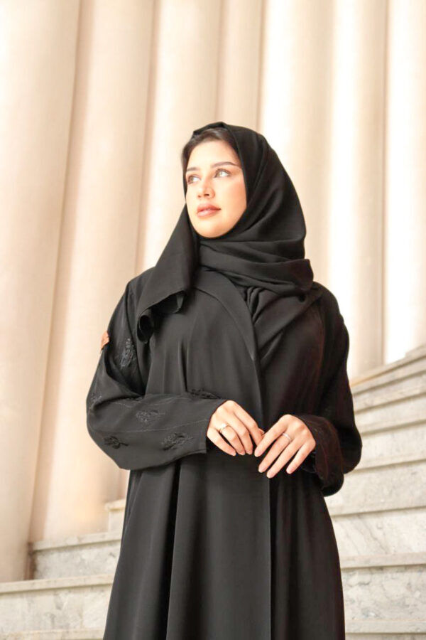 ⁦عباية بليزر كم تطريز اسود مع كسرات بليسه من الخلف⁩ - الصورة ⁦3⁩