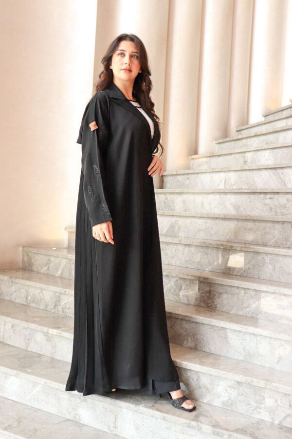 ⁦عباية بليزر كم تطريز اسود مع كسرات بليسه من الخلف⁩ - الصورة ⁦10⁩