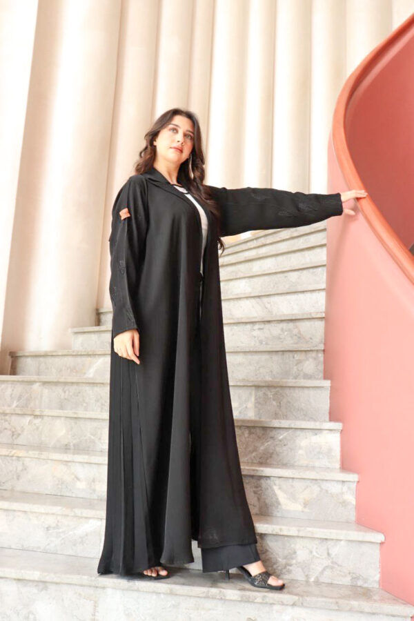 ⁦عباية بليزر كم تطريز اسود مع كسرات بليسه من الخلف⁩ - الصورة ⁦4⁩