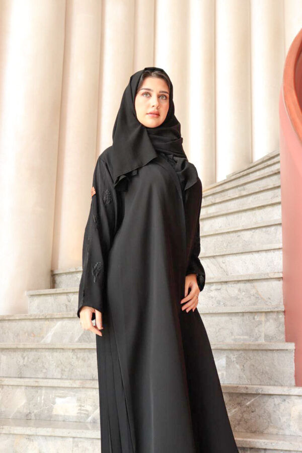 ⁦عباية بليزر كم تطريز اسود مع كسرات بليسه من الخلف⁩ - الصورة ⁦11⁩