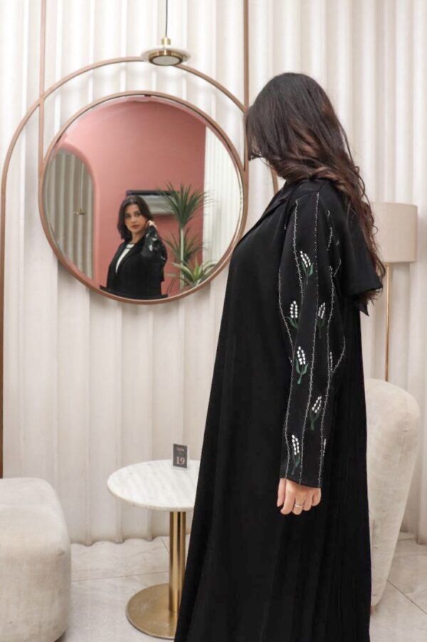 ⁦عباية كم تطريز ملون مع كسرات بليسه من الخلف⁩ - الصورة ⁦8⁩